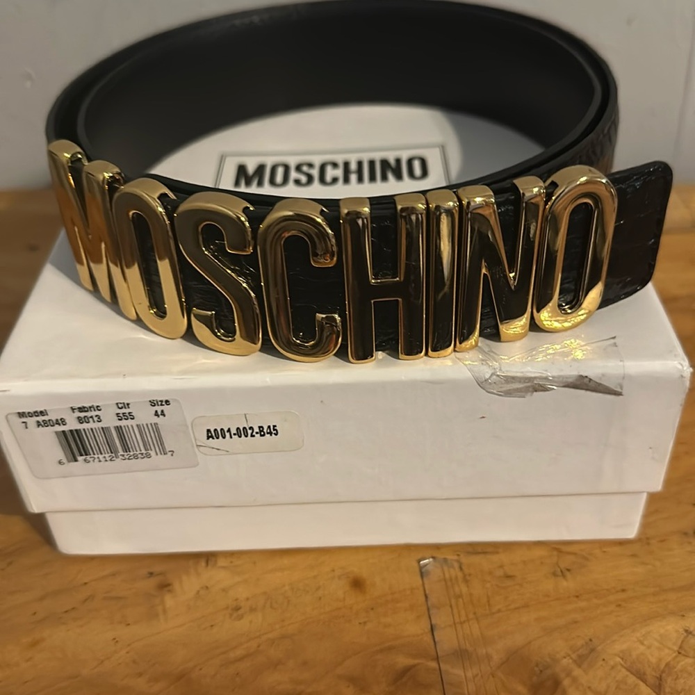 Moschino women gold buckle belt. Moschino logo in gold - Picture 2 of 3